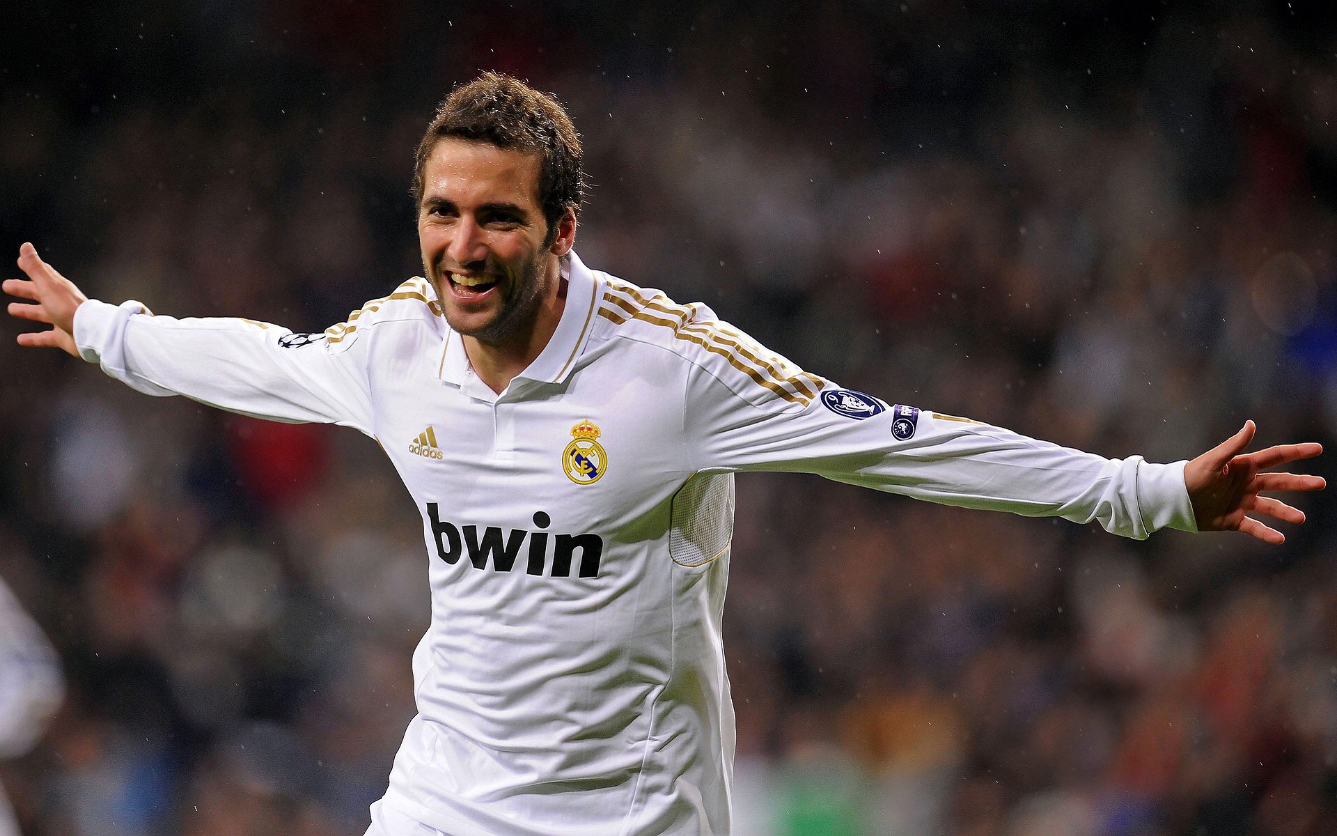 爱游戏在线登录-最精彩瞬间：张伟三分线外连续得分点燃现场！，张伟三集